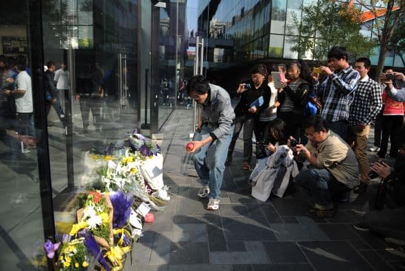 Miles de fanáticos en todo el mundo hicieron de las tiendas Apple un santuario para recordar el legado que dejó el visionario Steve Jobs.