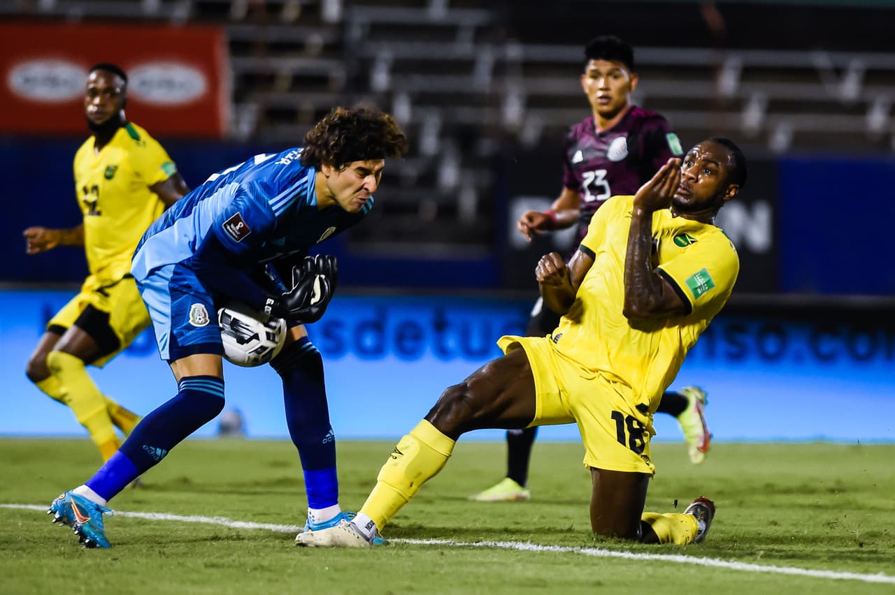 A México le bastan dos minutos para darle la vuelta a Jamaica y vencer 1-2 en Kingston.