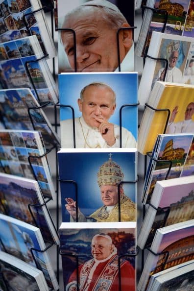 Este 27 de abril, los papas Juan Pablo II y Juan XXIII llegarán a los altares convertidos en santos, lo cual ha desatado no solo polémica, sino también una euforia que ha llegado al terreno de lo comercial.
