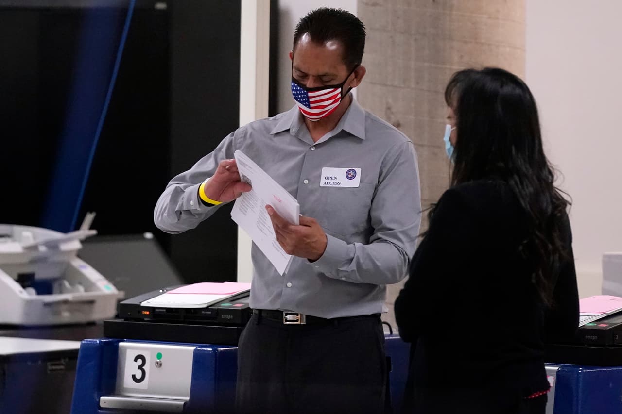 Juez desestima demanda republicana para auditar boletas electorales en el condado de Maricopa