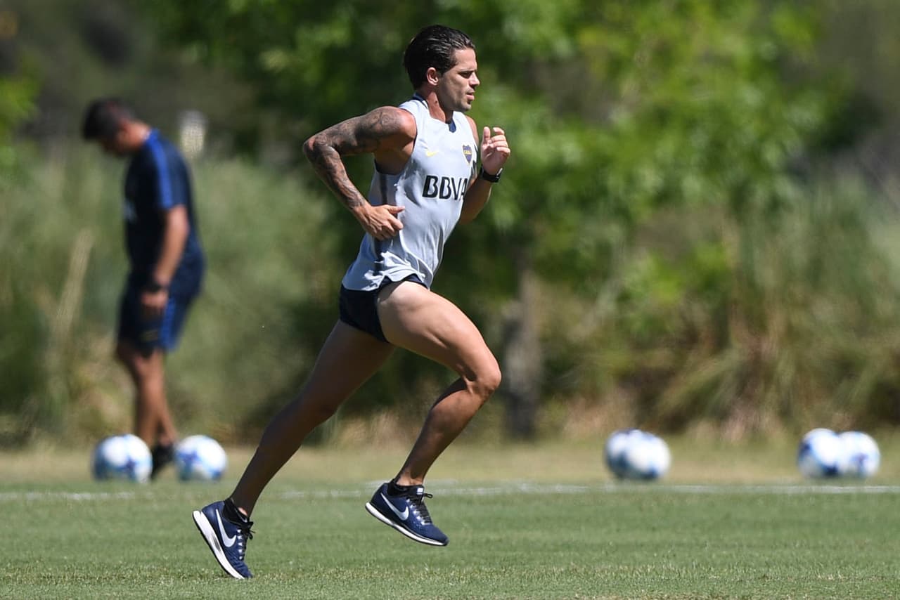 Fernando Gago sufrió una grave lesión de rodilla enfrentando a Perú, por las Eliminatorias, y se esperaba que estuviera para jugar en el próximo mes. Sin embargo, recayó y sus opciones de ir al Mundial están muy pequeñas.