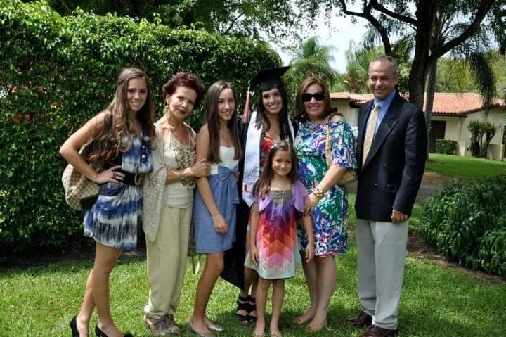 Andrea Chediak festejó con su familia el sueño de graduarse de la universidad. Al poco tiempo, su gusto por la moda y el desenvolvimiento ante las cámaras le ayudaron a ganarse un lugar en el equipo de Despierta América. 
<br>