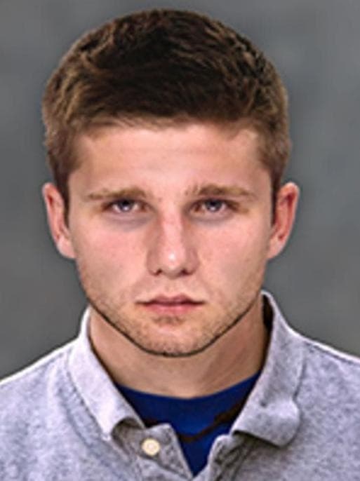 De acuerdo con el FBI, Gerard Boguslaw Zalewski es buscado por no presentarse en su audiencia de condena del 29 de marzo de 2006 por cometer relaciones sexuales involuntarias con una víctima de 13 años en junio de 2004, en el condado de Bucks, Pensilvania.Las autoridades creen que Boguslaw puede estar entre Polonia, Nueva Jersey y Arizona.