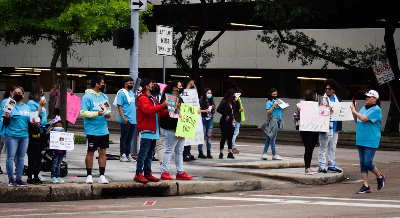“Estoy agotada, muy agotada y autoridades también han agotado las ubicaciones en donde pueden buscar”, aseguró Ashley, hermana de Erica.