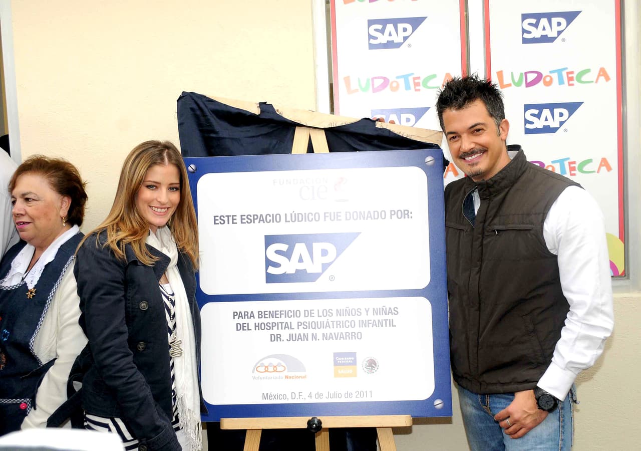 "Todavía no puede hablar, él tuvo un problema con sus cuerdas vocales, quedó un poco lastimado por este tipo de tratamientos, los ejercicios de vocalización le ayudarán", comentó.