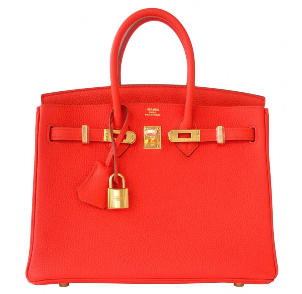 <b>Birkin de Hermés</b>
<br>El Birkin de Hermés fue el resultado de una conversación entre el entonces presidente de la firma, Jean-Louis Dumas, y la actriz Jane Birkin. La también cantante le comentaba a Dumas lo incómodo y poco práctico que era el bolso que cargaba, por lo que le ofreció hacer un modelo al gusto de ella. Así nace uno de los bolsos más míticos de la historia.