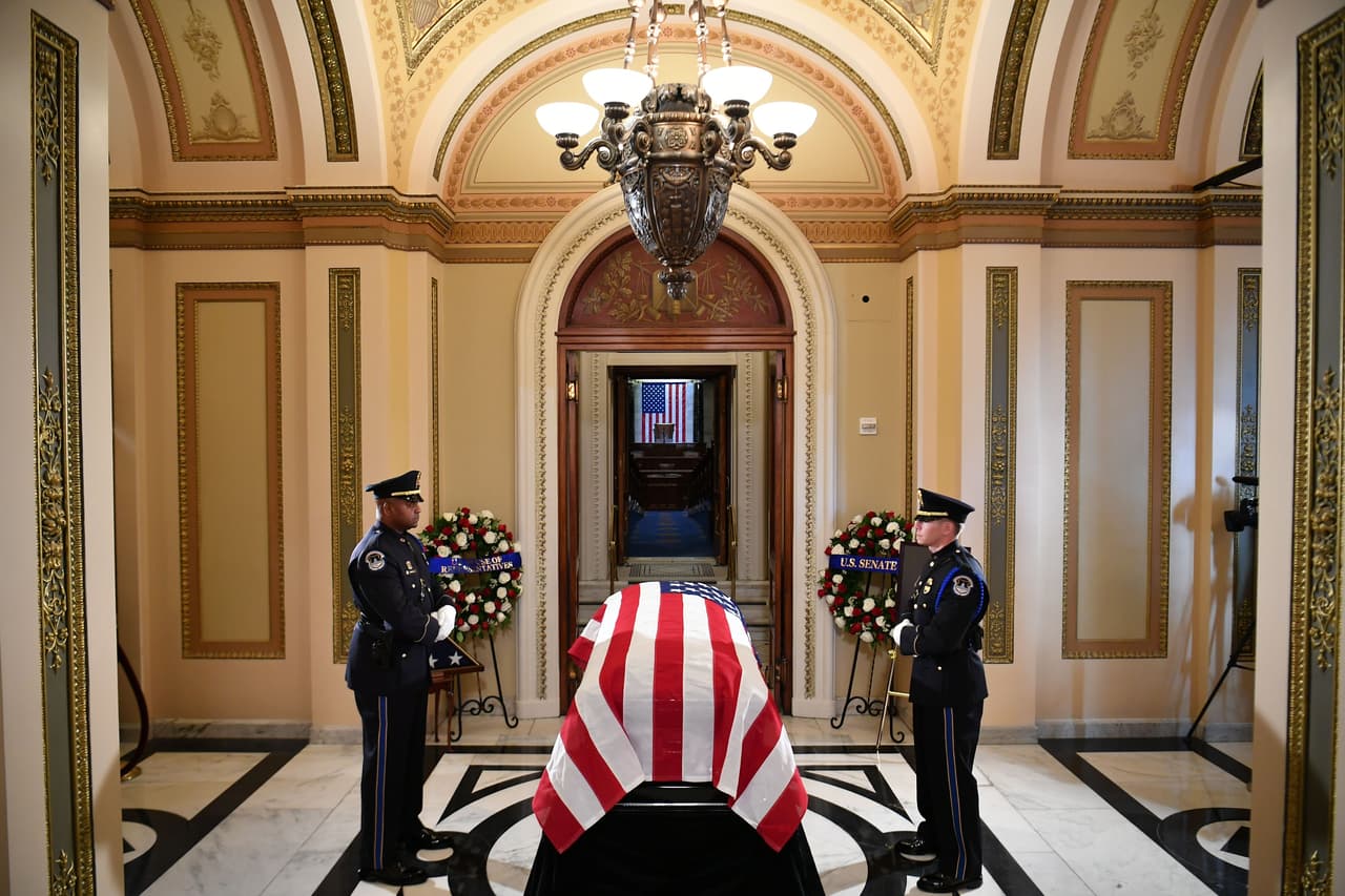 Cummings es el tercer afroestadounidense en ser honrado en una ceremonia pública en en el Capitolio, y el primer legislador negro en recibir honores de este tipo.