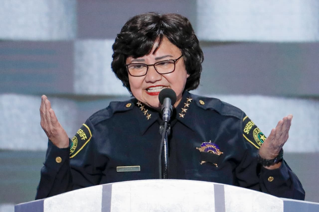 Aparece la pistola que le habían prestado a la exsheriff Lupe Valdez, candidata a la gobernación de Texas