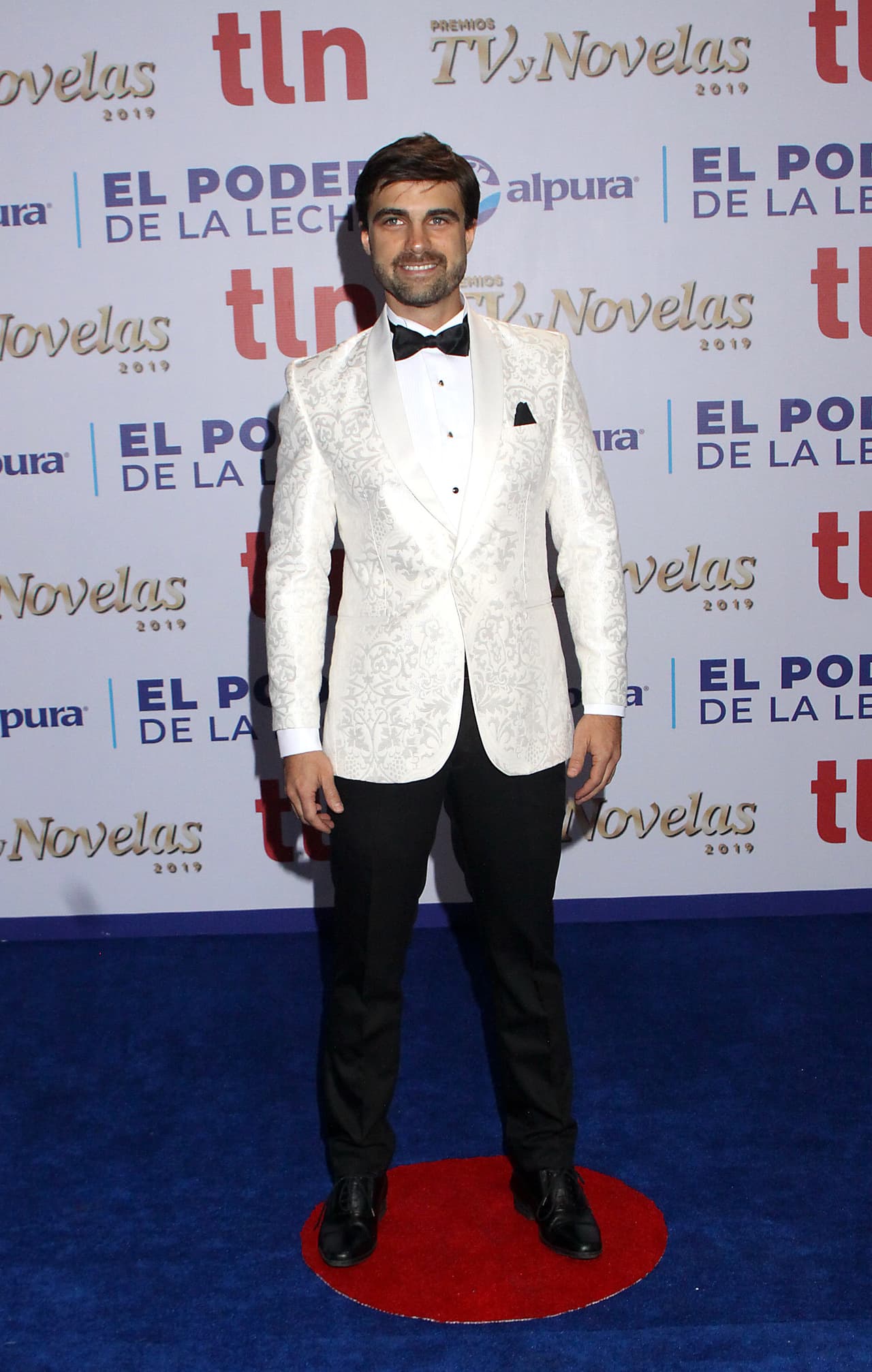 Santiago Ramundo asistió solo y fue vestido por los diseñadores mexicanos Víctor y Jesse.