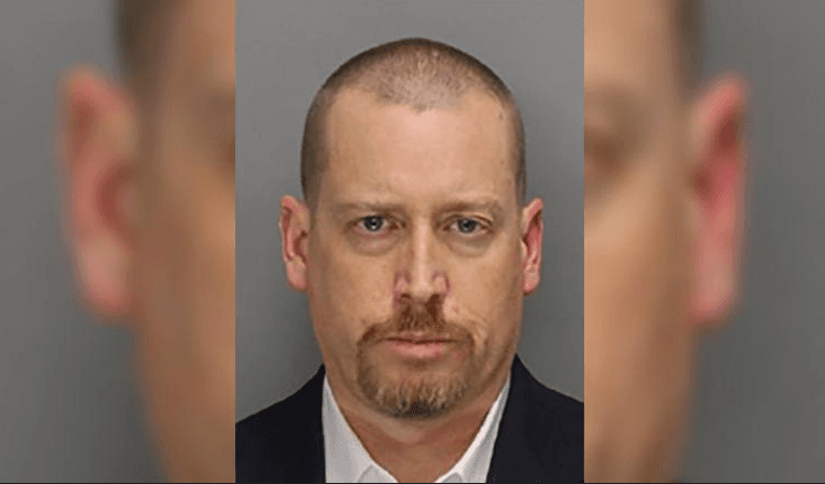 Estafaba a ancianos y es sospechoso de asesinar a su madre: a este abogado lo buscan en todo EEUU