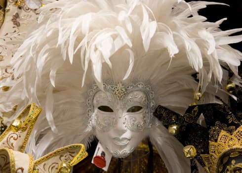 4 departamentos culinarios de las escuelas locales crearon cada uno un postre con temática de Mardi Gras.