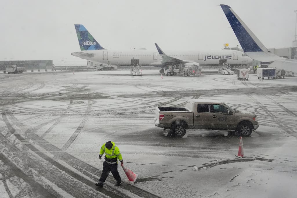 Hasta las 8:00 de la mañana, 
<b>el sitio flightaware</b> reportaba que la mayoría de las cancelaciones se reportaron en los aeropuertos de LaGuardia y JFK en Nueva York y Newark en Nueva Jersey.
<br>