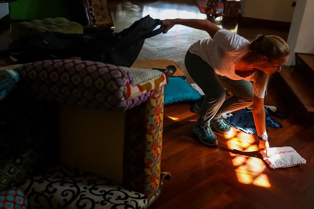 "No he revisado todavía mi cuarto, pero esta destruido, no sé que ganan con esto porque este Primero de Mayo la gente salió igual a la calle y la gente quiere un cambio y viene un cambio y ya va a cesar la usurpación", aseguró Tintori, quien denunció que los funcionarios del Sebin entraron a su casa "de forma ilegal, como unos ladrones".