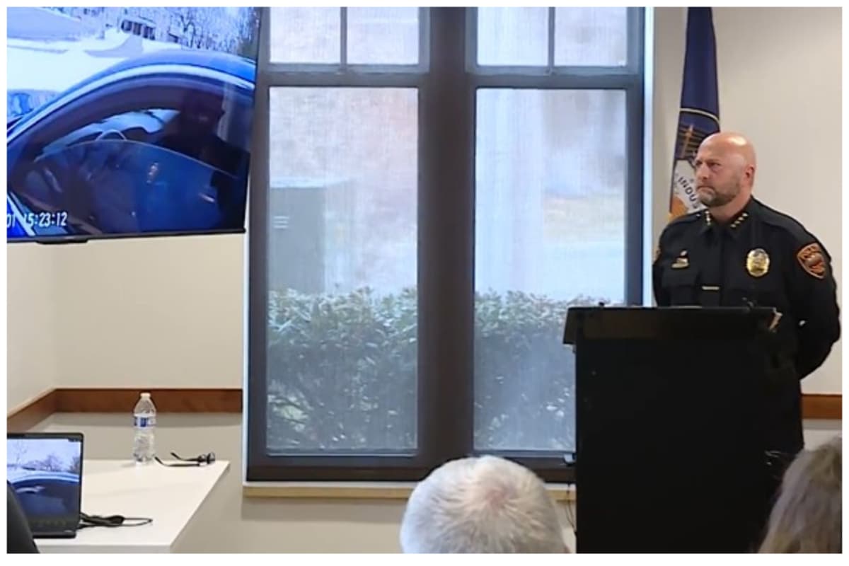 El jefe del Departamento, Eric Johnsen pasó a través de una pantalla los momentos del tiroteo, desde que le dieron indicaciones a Allan de detenerse hasta que lo sacan de su automóvil herido.