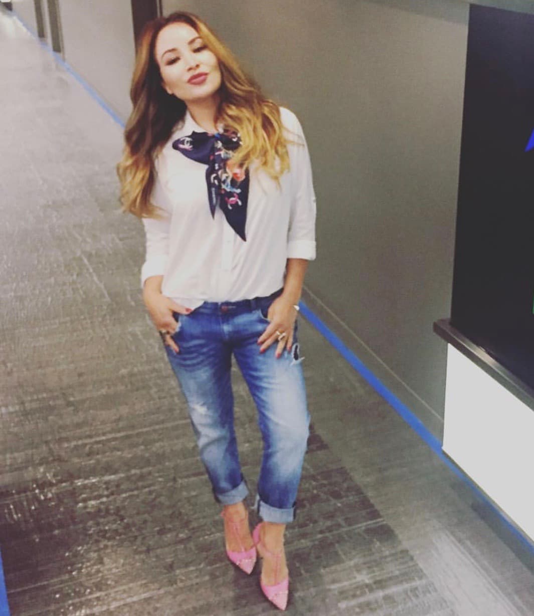 Las bufandas coloridas le dan un toque especial a un atuendo casual.