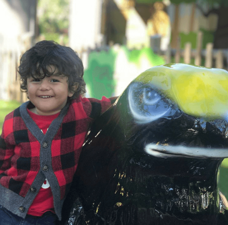 Este pequeño posa como todo un galán para la sesión de fotos que le hizo su papá.