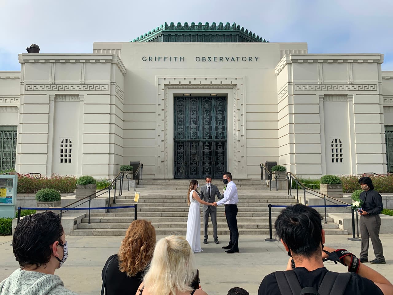 Los 
<a href="https://www.univision.com/local/los-angeles-kmex/un-verano-inolvidable-el-paso-del-coronavirus-ha-cambiado-el-rostro-de-la-ciudad-del-entretenimiento-fotos">matrimonios es California</a> ahora se realizan al aire libre, con pocos invitados y sin grandes celebraciones.