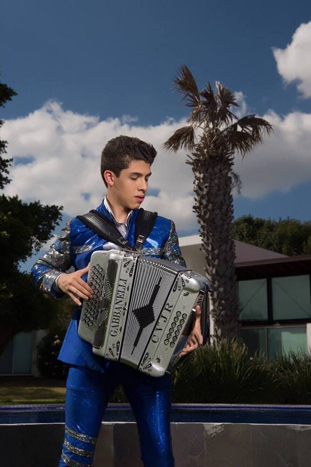 A pesar que Cornelio tiene una carrera muy corta, ha sabido ganarse su público a través de las redes sociales, sobre todo en Youtube, en donde incluso tiene una placa por sus 100 mil suscriptores.