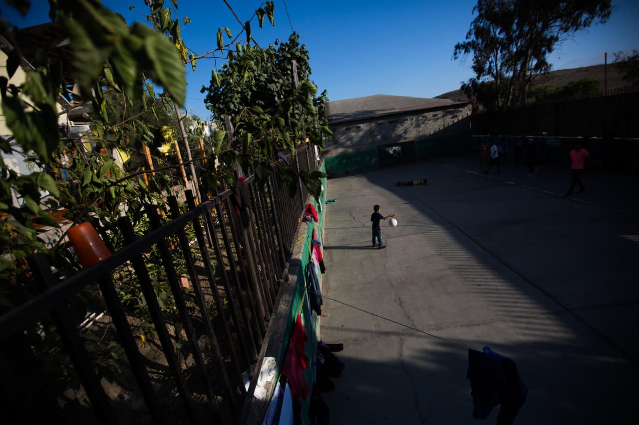 Son pocos los niños que entienden las razones por las que están esperando en México y no en Estados Unidos, como sus padres les habían prometido. Mientras el momento de cruzar llega, solo les queda quemar el tiempo jugando en los espacios de su albergue. En la imagen el Ágape, que resguarda a más de 200 migrantes.
