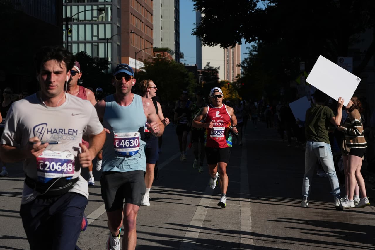Con la temperatura en los bajos 60 °F, a las 7:35 de la mañana, la mayoría de los corredores comenzaron la carrera. Antes, salieron los atletas en sillón de ruedas, a las 7:20 a.m., y los profesionales o elites, a las 7:30 a.m.