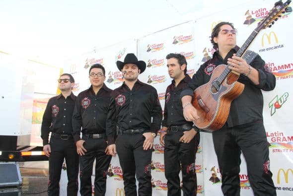 Los corridos de la banda grupera “Voz de Mando” se hicieron sentir en los Latin Grammy Streets Parties en Phoenix, donde los fanáticos esperaban ansiosos y cantaron con entusiasmo las más famosas canciones de esta agrupación. 