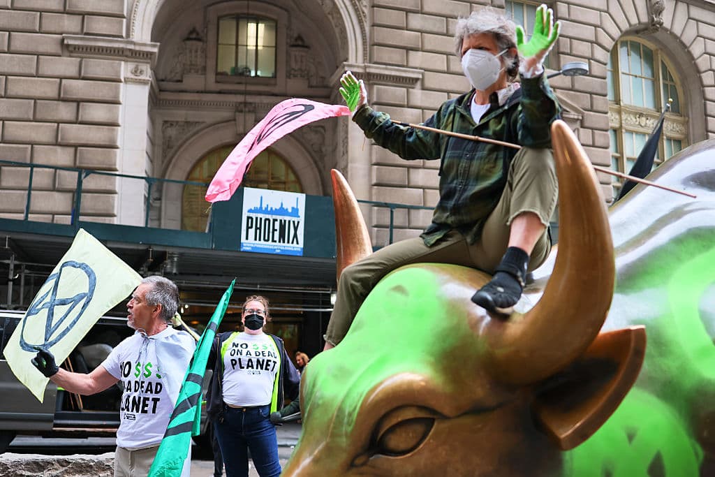La acción forma parte de una serie de manifestaciones organizadas por Extinction Rebellion, un movimiento internacional que utiliza la desobediencia civil no violenta para impulsar acciones contra el cambio climático.