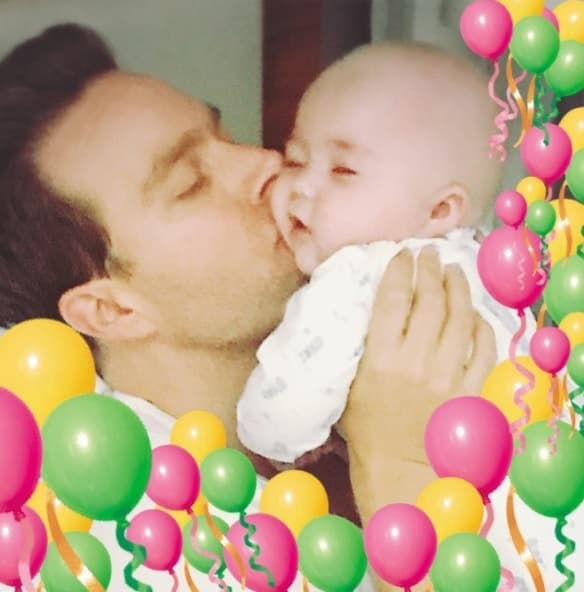 Para festejar el día del padre, Anahí subió a su Instagram esta foto, con un mensaje para papá Manuel Velasco: "Tu primer día del padre. Muchas felicidades. Te amamos velasco.com".