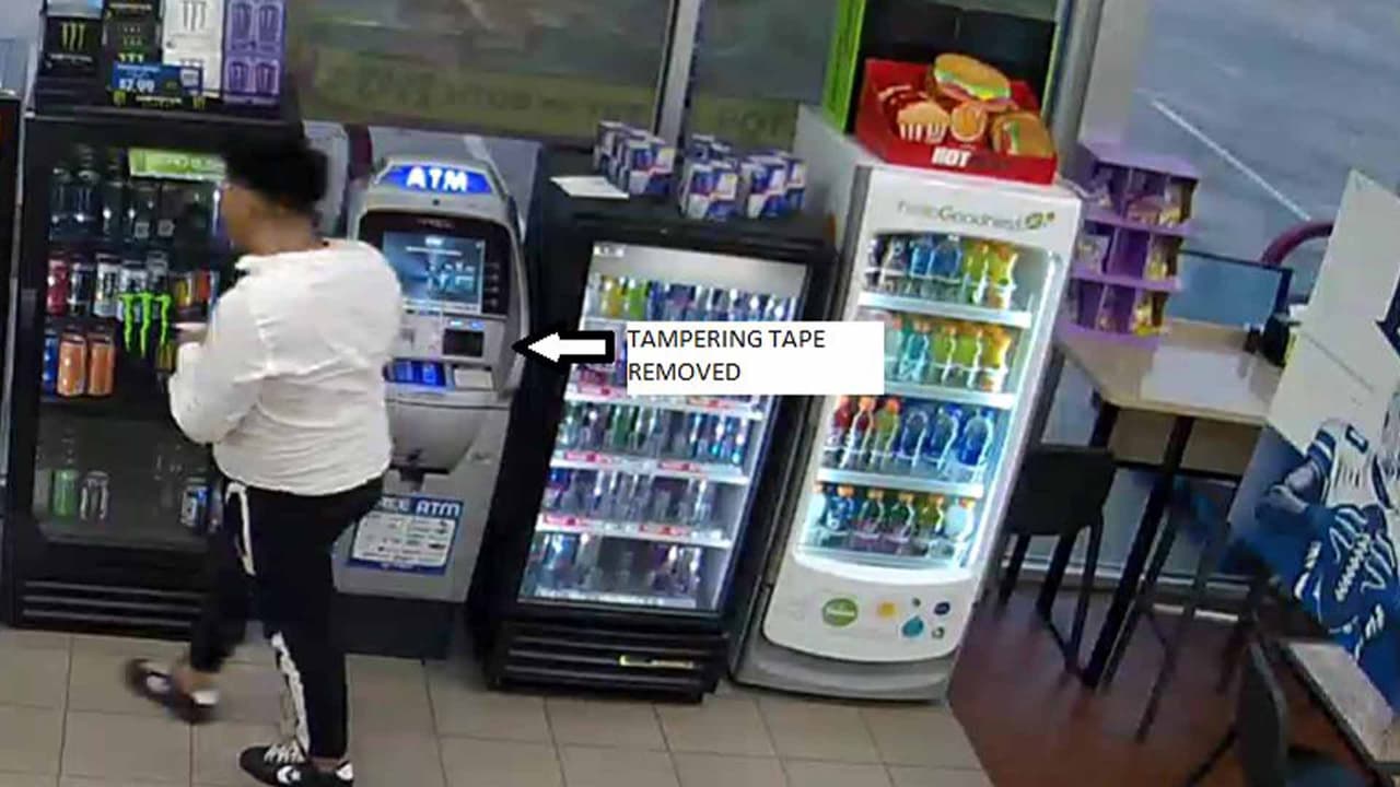 En el video se ve a una persona usando el cajero y se distingue la cinta de manipulación de información, cuando es el turno de la persona de interés la cinta ya no está.