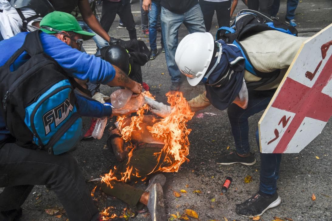 Una persona en llamas durante una de las protestas en Venezuela que el pasado año dejaron más de 140 muertos.