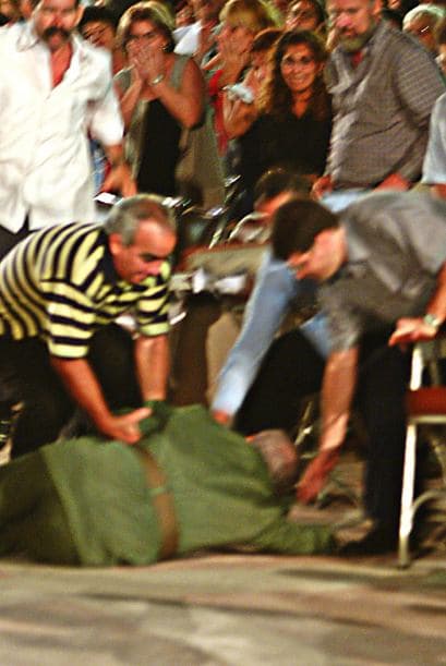 20 de octubre de 2004: Tres años después de su primer desmayo, en la provincia de Santa Clara, Castro tropezó después de haber pronunciado un discurso y cayó al suelo.