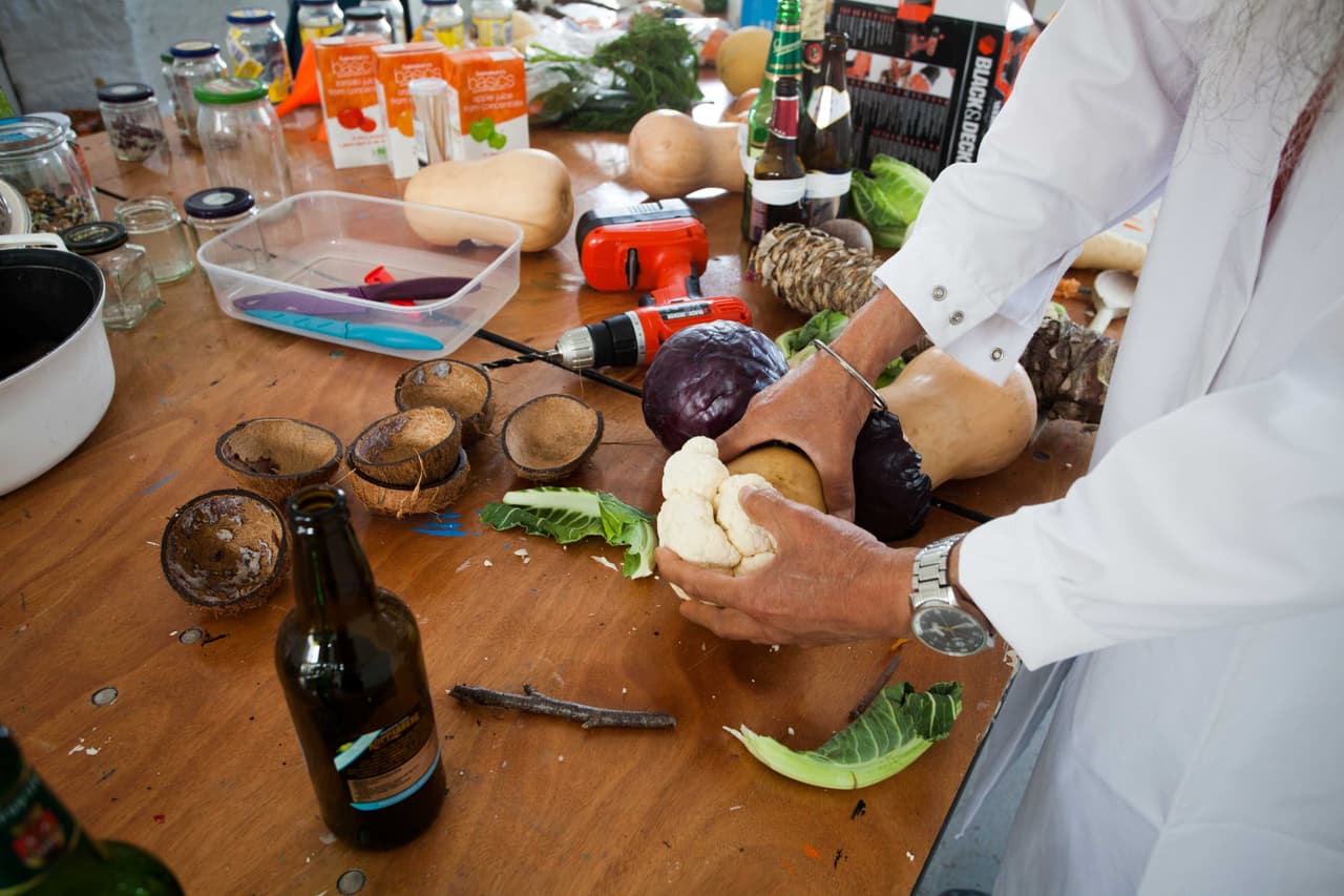 ¡Los ingredientes a la mesa! Pero esta vez no para preparar alguna receta, sino para que las manos de los integrantes de la orquesta creen sus instrumentos musicales.