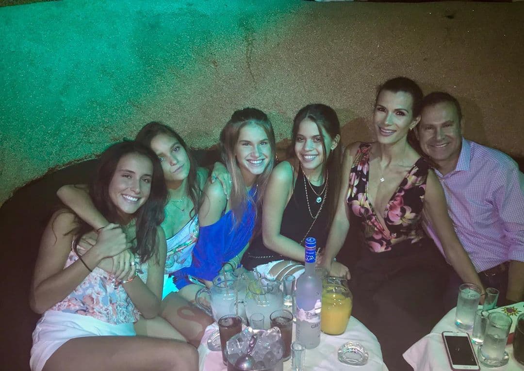 Aquí los vemos en uno de los sitios de Acapulco, México, que Alan frecuentaba cuando era joven, así lo señaló el conductor en las plataformas digitales.