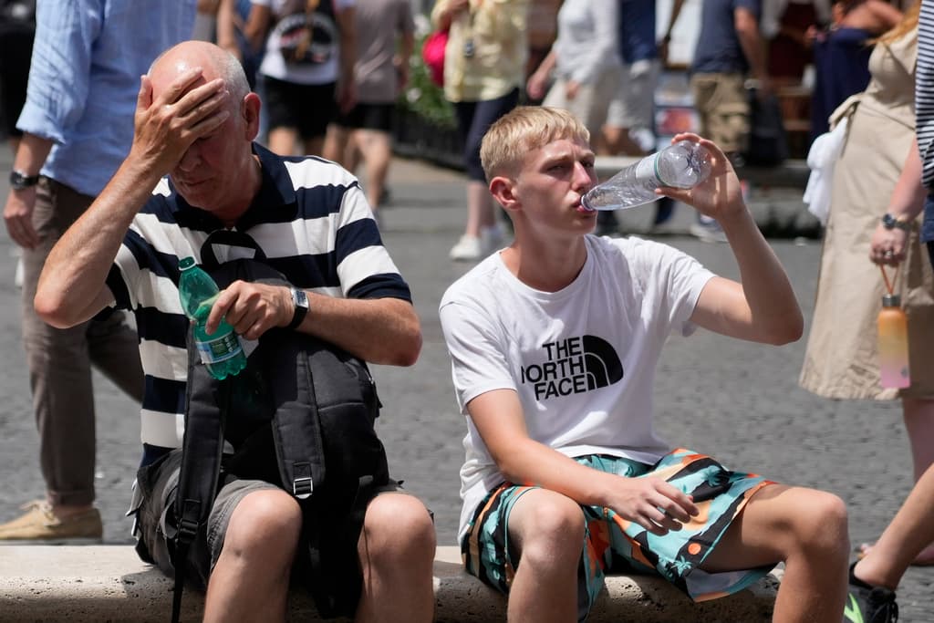 <b>Sarpullido por calor</b>
<br>Es una irritación de la piel causada por la 
<b>sudoración excesiva </b>durante el clima cálido y húmedo. Puede ocurrir a cualquier edad, pero es más común en niños pequeños. Es más probable que ocurra en el cuello y la parte superior del pecho.
<br>
<br>
<b>Tratamiento</b>
<br>El mejor tratamiento para el sarpullido por calor es 
<b>proporcionar un ambiente más fresco y menos húmedo</b>. Mantenga seca la zona afectada. Se puede usar talco para aumentar la comodidad.