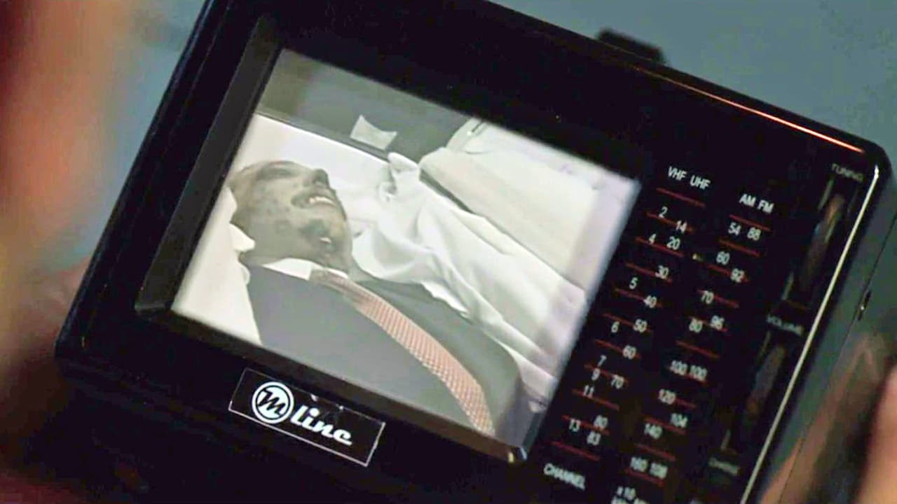 Al inicio de la segunda temporada, antes de que ‘El Chapo’ lograra escapar del penal de Puente Grande, Jalisco, inesperadamente y en circunstancias poco claras, 
<b><a href="http://www.univision.com/series/el-chapo/el-chapo-amado-murio-al-someterse-a-una-cirugia-estetica-facial-escena-del-dia-video" target="_blank">murió Amado Carrillo</a></b>, ‘El Señor de los Cielos’ y líder del narcotráfico elegido por el gobierno mexicano para controlar a los cárteles.