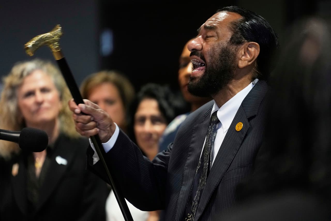 El 
<b>legislador <a href="https://www.univision.com/local/houston-kxln/al-green-discurso-trump-houston">Al Green, representante del distrito 9 de Texas,</a> aseguró que Trump va a ser derrotado políticamente por la gente.</b> “Te lo prometo, este presidente será derrotado, él tiene que ser derrotado, y no me refiero a físicamente, sino políticamente. Lo derribaremos, será acusado de nuevo”.