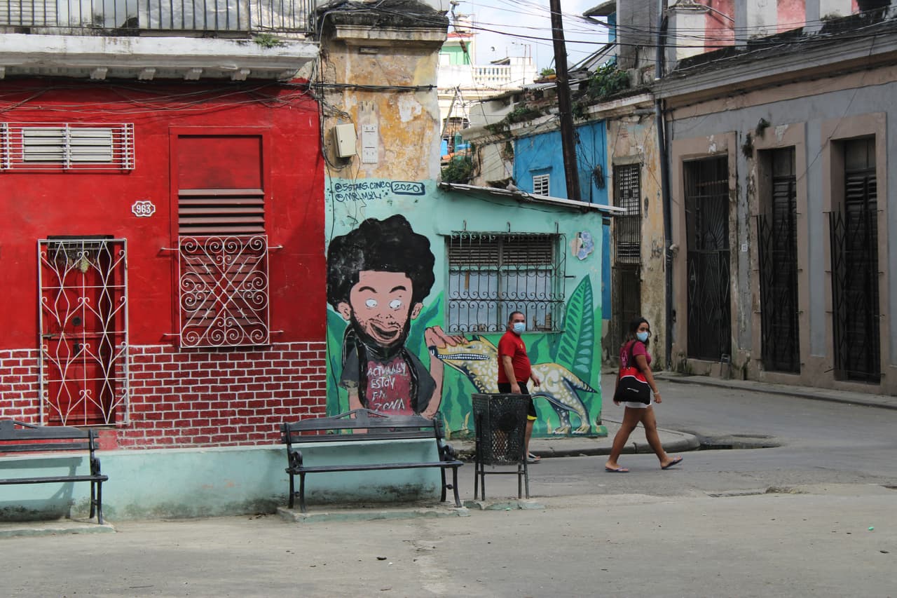 <h3 class="cms-H3-H3">14. San Isidro, Habana, Cuba</h3>
<br>
<br>Para algunos, y los votantes de 
<i>TimeOut</i>, el San Isidro de La Habana Vieja resplandece después del anochecer. Sus estrechas calles alguna vez fueron una "zona de tolerancia" designada: en algún lugar, el gobierno hizo la vista gorda ante la prostitución. En cambio, ahora son la meca del arte, en gran parte gracias al elogiado actor cubano Jorge Perugorría. También ha dado a luz su propio movimiento de resistencia contra el régimen restrictivo de Cuba, encabezado por artistas y músicos locales.
<br>
