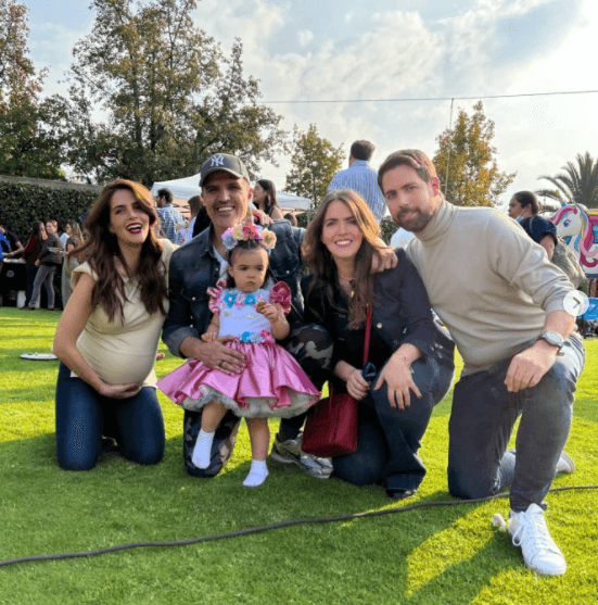 "Dos años Kira. Que rápido se pasa el tiempo mi bebé. Ya no es tan bebé, ¡ya es una niña y se me pasó en un abrir y cerrar de ojos! Han sido los años más llenos de amor, aprendizaje, retadores, ¡con muchísimo trabajo personal de parte de Billy y mío para sacar nuestra mejor versión! ¡Eres una gran maestra Kira y lo que más le pido a la vida es que seas una niña feliz!", dijo la actriz en las redes.