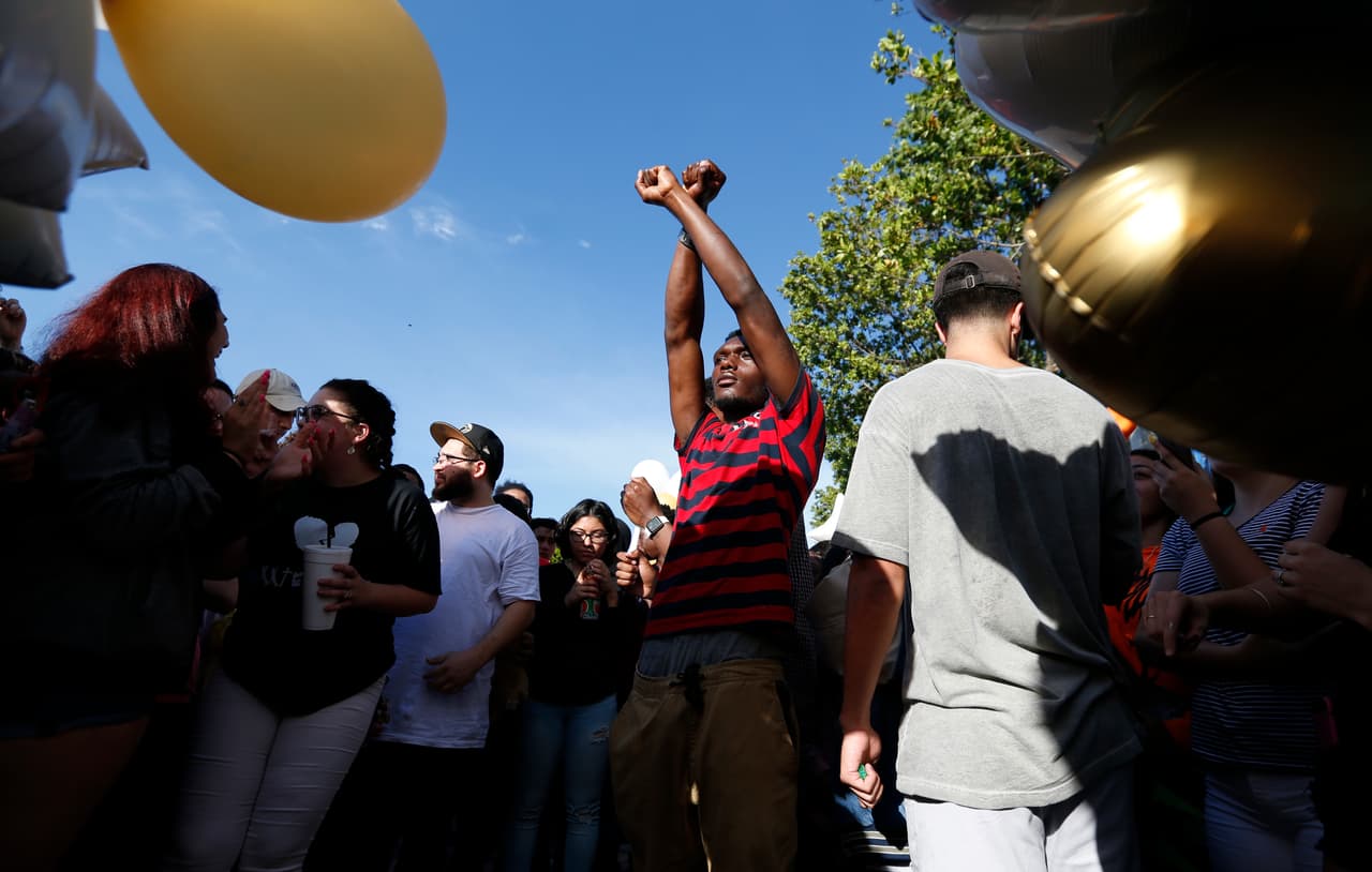 En la multitud, algunos fans del rapero formaban una ‘X’ con sus brazos.