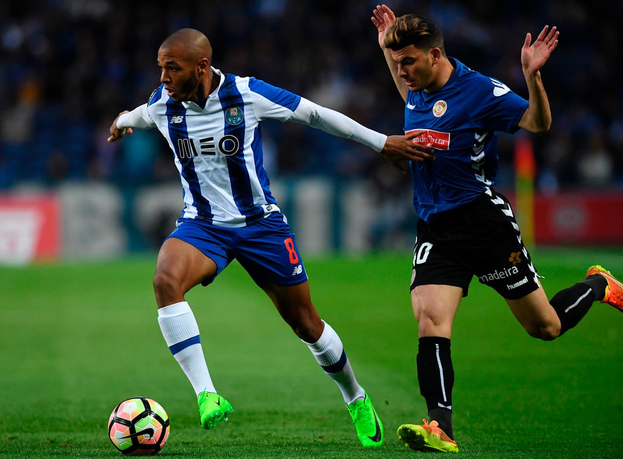 La velocidad por las bandas fue uno de los factores que no pudo frenar el visitante.