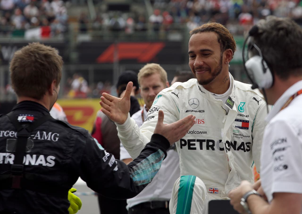 La celebración con los miembros de su escudería no se hizo esperar y el afecto también llegó de parte de ellos.