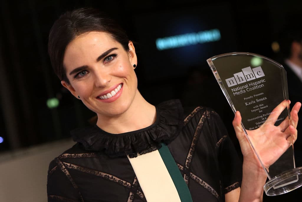 La actriz mexicana Karla Souza ganó el premio de la Coalición Nacional de Medios Hispanos (CNMH) en una gala celebrada en Los Angeles días antes de los Oscar.