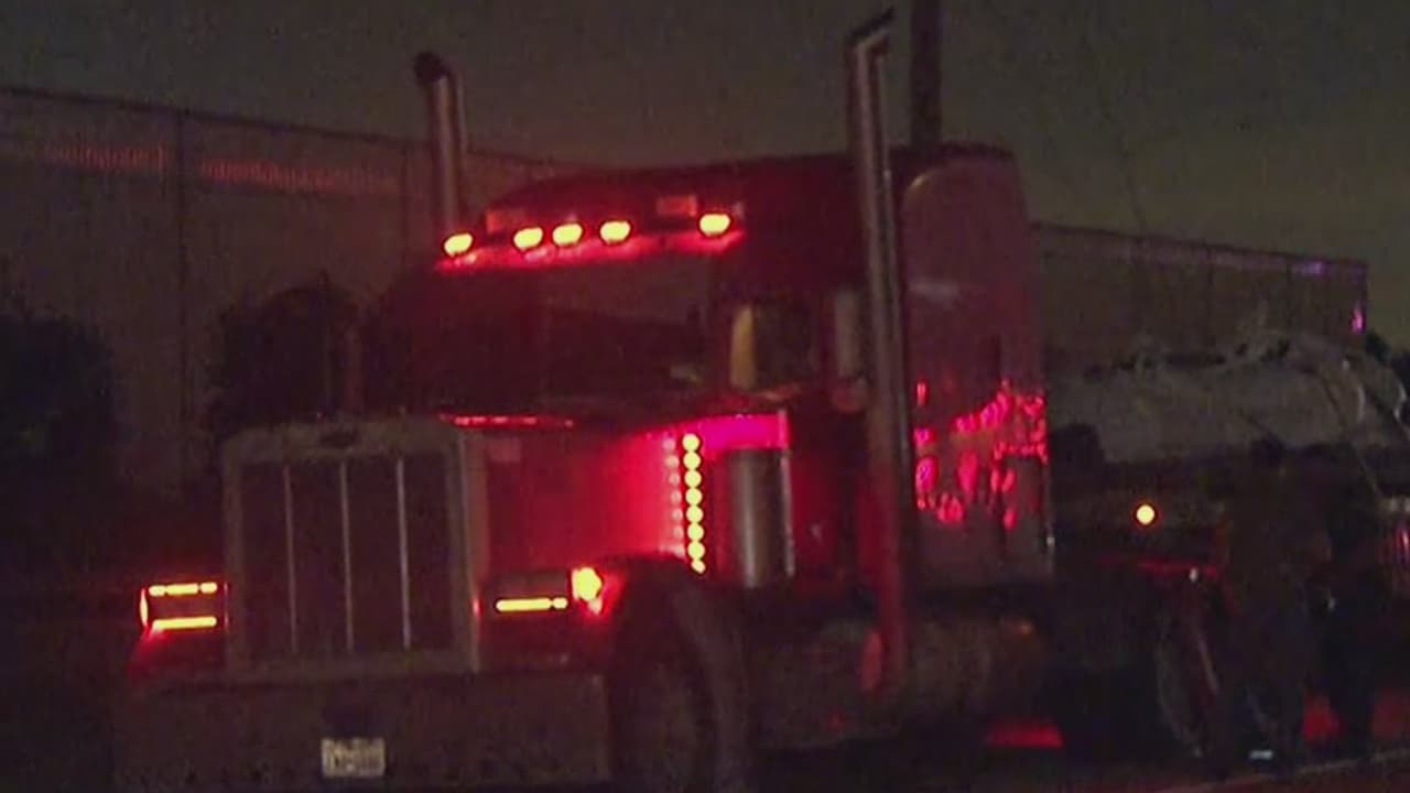 Según el 
<b><a href="https://twitter.com/SheriffEd_HCSO/status/1425052175797997569" target="_blank">reporte de las autoridades</a></b> un automóvil estrelló por detrás al vehículo de carga pesada que se encontraba a un costado de la vía esperando asistencia.