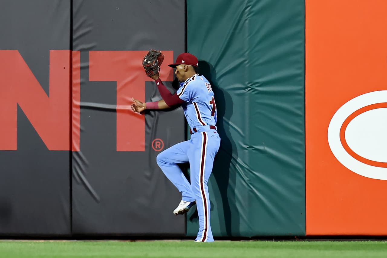 Alta de la séptima: La atrapada de Johan Rojas saca a los Phillies de un aprieto. Los Bravos tenían las bases llenas. El marcador sigue siendo 3-1.