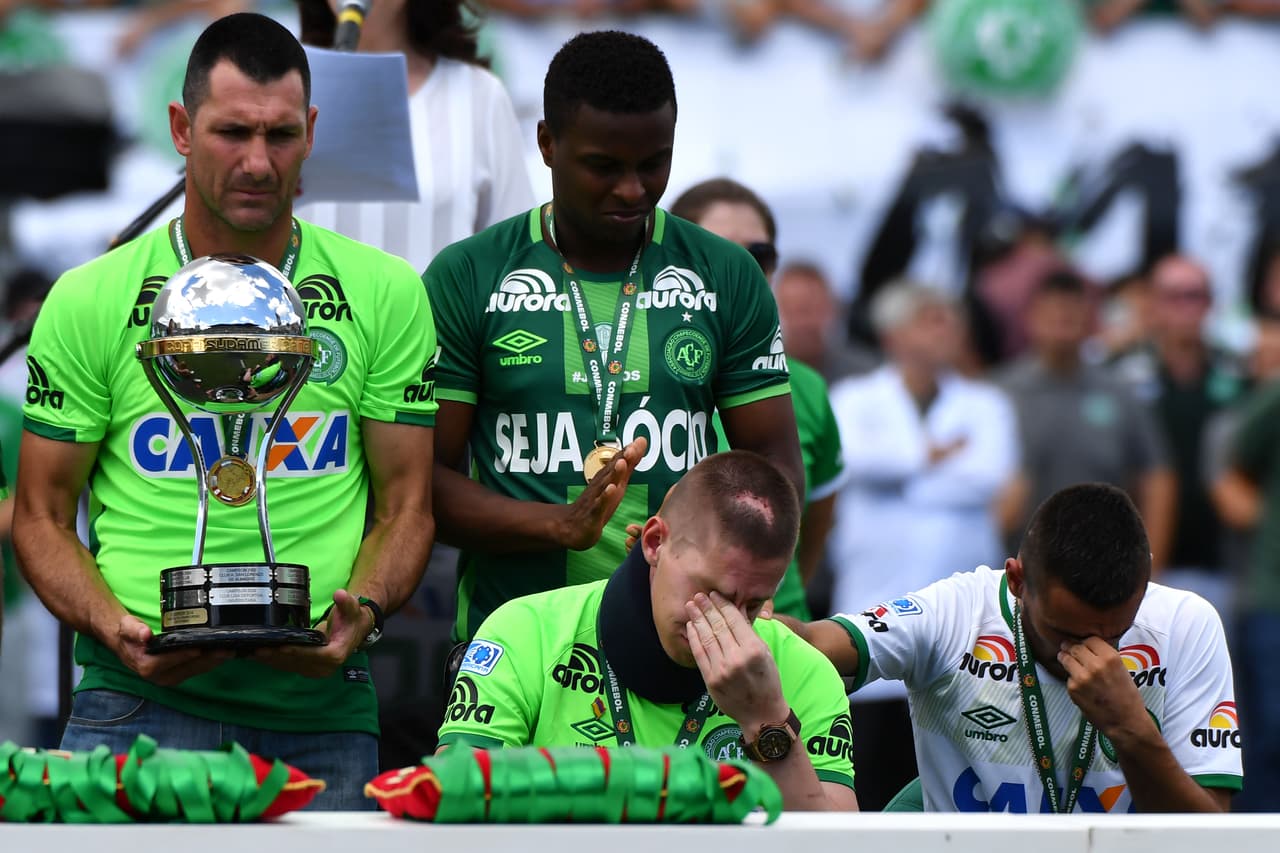 Una de las más recientes fue la trágica partida del plantel del Chapecoense en un accidente aéreo el 28 de noviembre de 2016. Cuando viajaba para la final de la Copa Sudamericana, el avión que los transportaba chocó en las montañas de Medellín, Colombia, dejando pocos sobrevivientes.
