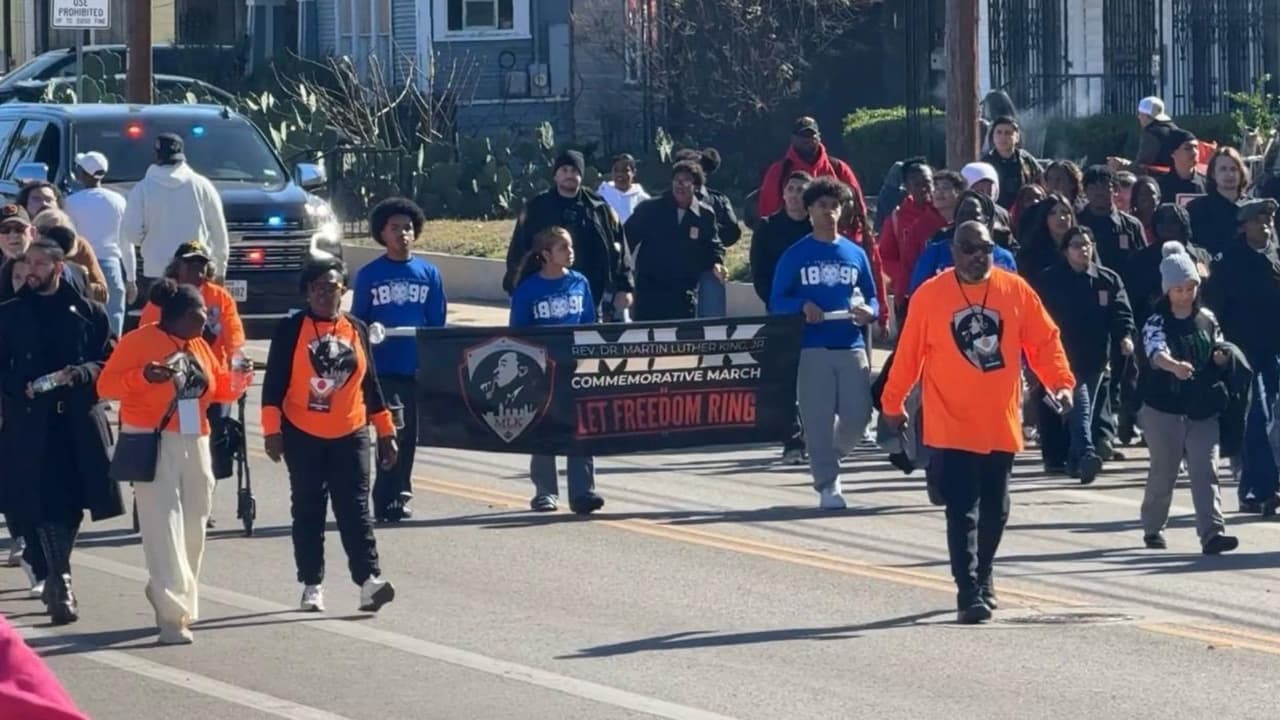 A lo largo del recorrido, varios asistentes coincidieron en que el 
<b>legado de Martin Luther King</b> continúa vigente, especialmente en un momento en el que distintas comunidades enfrentan retos relacionados con la 
<b>igualdad, la justicia</b> y el 
<b>respeto a los derechos civiles</b> en Estados Unidos.