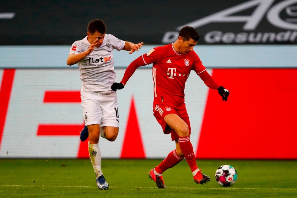 Lewandoswki (20’) abrió el marcador por la vía penal y Goretzka (26’) crecía la diferencia. Hofmann (35’, 45’) empató el partido y Neuhaus (49’) dio vuelta al marcador. El siguiente compromiso de los bávaros en la Bundesliga será recibiendo al Friburgo.