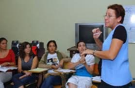 "(Al menos) Seis espías lograron escaparse a Cuba" 6.-Vivian Sabater Agente “Tania” de la DGI. Profesora de Filosofía e Historia en la Universidad de La Habana. Llegó también en 1995 pero 4 meses después que su esposo Daniel. La huída de ambos fue tan rápida que una semana después aún había comida en el refrigerador y los agentes del FBI seguían escuchando en la sala de la casa los mensajes dejados en la contestadora automática. Especialista en Ateísmo Científico y Materialismo Histórico. Condecorada por el otrora Rector Dr. Juan Vela Valdés y el Decano Dr. Rubén Zardoya Loureda (actual Rector) por prestar servicios especiales a la Revolución. En septiembre de 1998, seis días después de los arrestos de la Red Avispa, esta pareja de profesores universitarios cubanos desaparecieron de Miami. Días después, Daniel Rafuls y Vivian Sabater fueron presentados a sus vecinos y antiguos colegas del Departamento de Filosofía e Historia de la Universidad de La Habana como ”héroes de la revolución” que habían estado ”infiltrados” en el campo enemigo