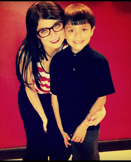 Con la llegada de su hijo Omar, los problemas aumentaron, pues el llanto del pequeño molestaba a su pareja y a su familia.
<br>“El niño no tenía derecho de llorar en la madrugada porque entonces se despertaban todos y armaban un desmadre y a la que regañaban era a mí, entonces yo prevenía las mamilas para que no hubiera problemas”.
<br>