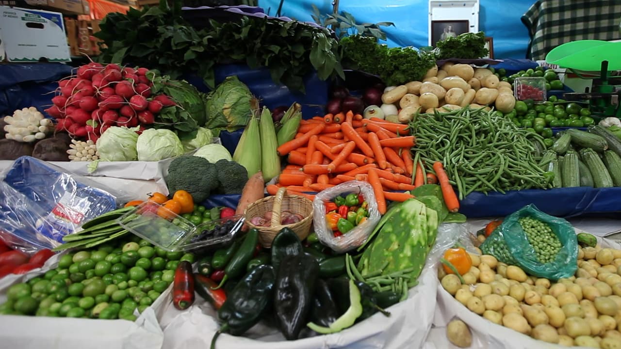 Puesto de verduras en el Mercado de Medellín.
