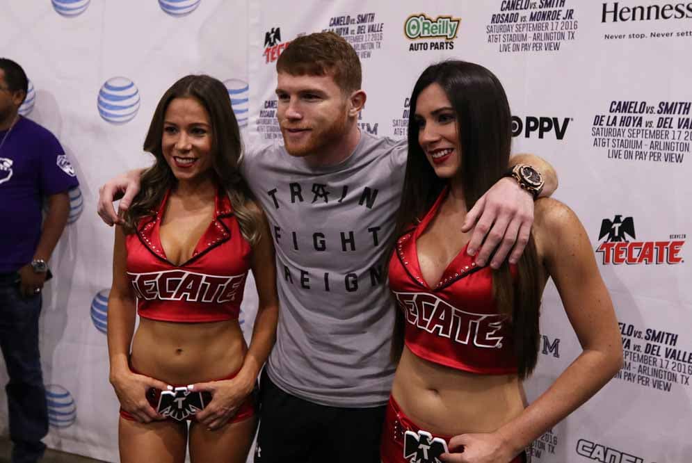 De buen humor, 'Canelo' hasta se dejó apapachar por las chicas que 'tienen carácter'.
